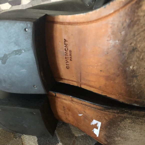 Givenchy low ankle bootie with gold chain detail. Size 37 - Picture 6 of 9